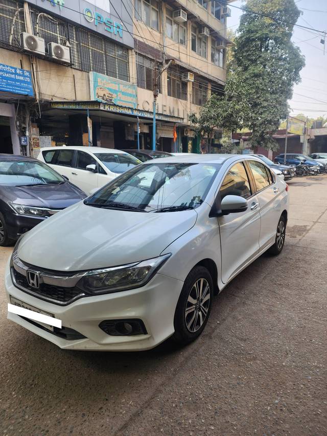 https://images10.gaadi.com/usedcar_image/4282228/original/processed_208ad16b9441c0a20e0246b1940f2f8c.jpg?imwidth=6402