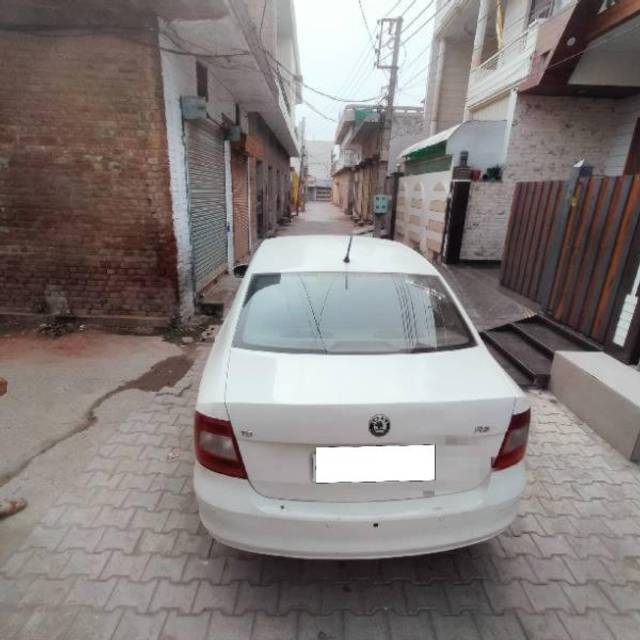 https://images10.gaadi.com/usedcar_image/4282484/original/processed_6747b79f-6336-4192-b04c-51ad90292025.jpg?imwidth=6402