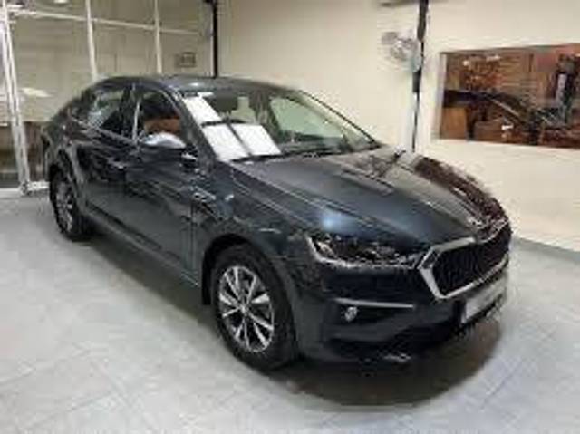 https://images10.gaadi.com/usedcar_image/4282688/original/0e7e9ea34a02e66ddd2938cf3c588a9d.jpg?imwidth=6402