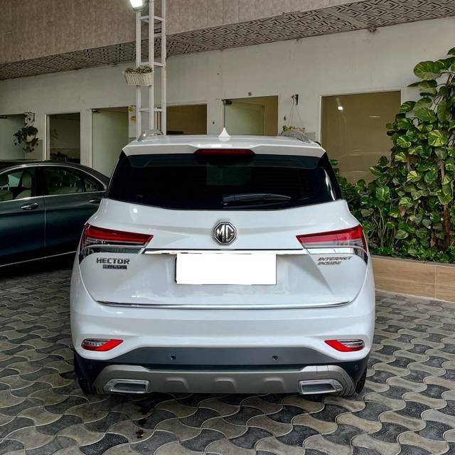 https://images10.gaadi.com/usedcar_image/4282904/original/processed_9542b41f543af6d3a2a28b4fc823d144.jpg?imwidth=6402