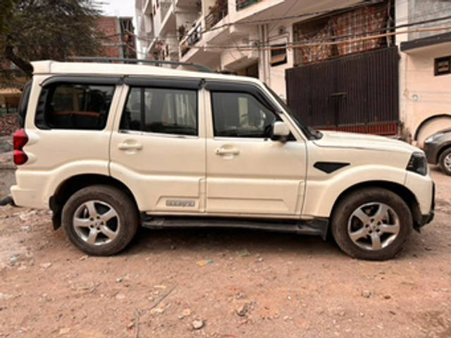 https://images10.gaadi.com/usedcar_image/4283790/original/2a13f19c91723af33ccea74e895c3105.jpg?imwidth=6401