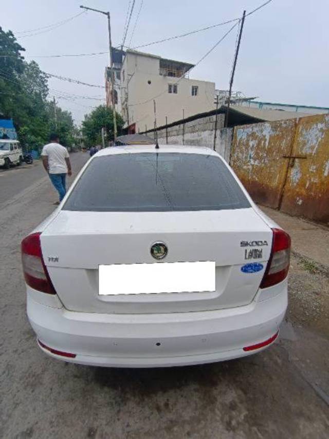 https://images10.gaadi.com/usedcar_image/4284405/original/processed_27b348f0-090c-4475-958c-4811e75d444e.jpg?imwidth=6401