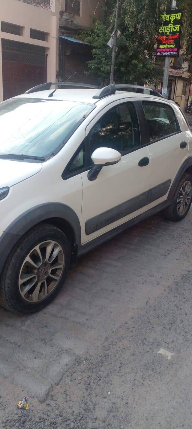 https://images10.gaadi.com/usedcar_image/4284443/original/processed_1c32b8e8bed20ed7752f3f833a2093e2.jpg?imwidth=6402