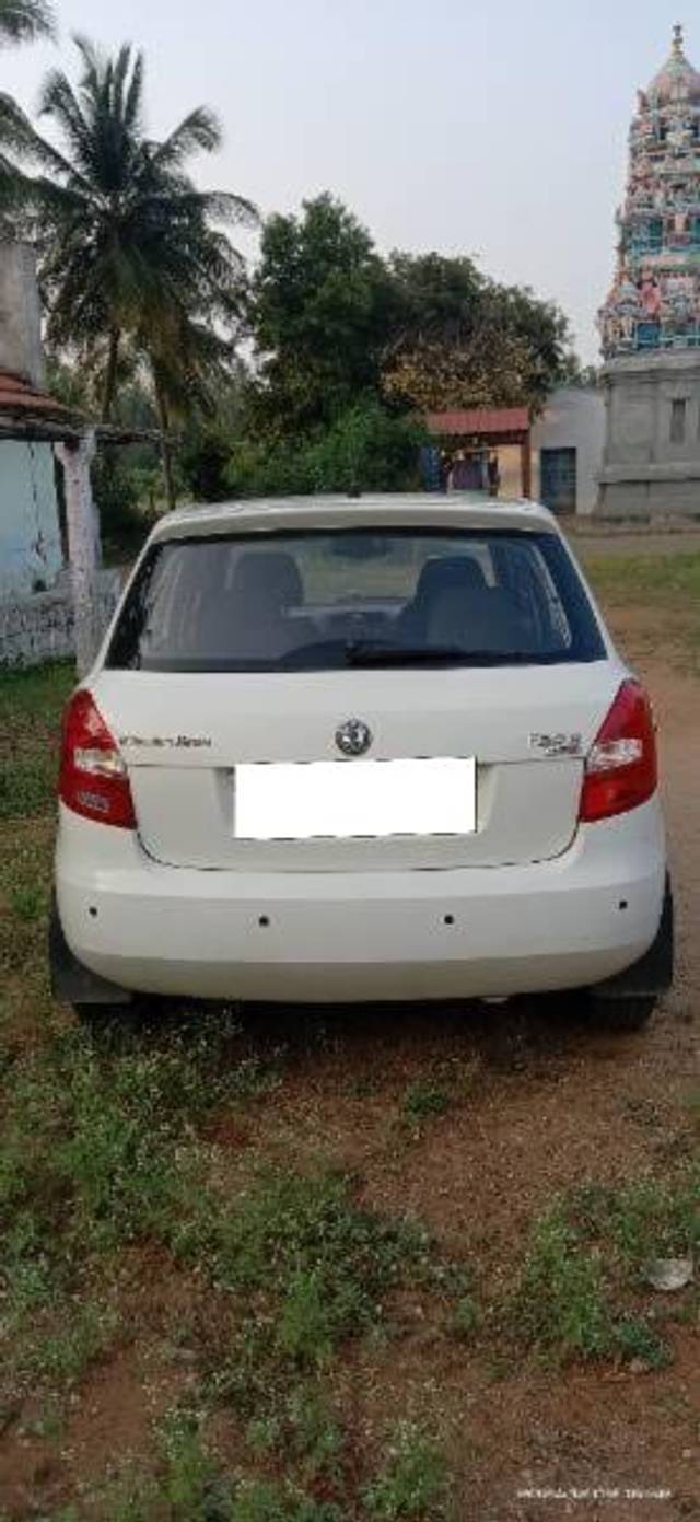 https://images10.gaadi.com/usedcar_image/4284702/original/processed_eea9959c-a619-4d03-a3c5-4d48320762b5.jpg?imwidth=6401