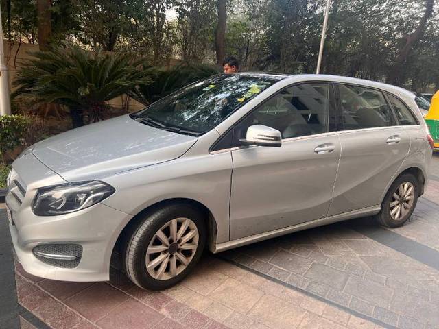 https://images10.gaadi.com/usedcar_image/4284729/original/3f2dc9ad9fe9356c6bd98fe8de6e4bec.jpeg?imwidth=6402