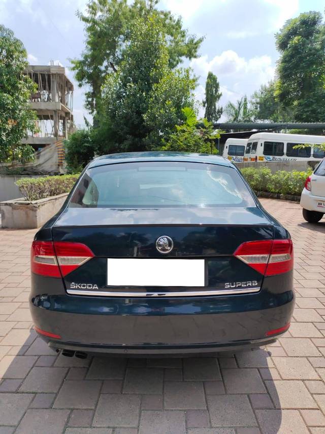 https://images10.gaadi.com/usedcar_image/4285328/original/processed_8bda70b232e25134f872bcca1e7cd933.jpg?imwidth=6402