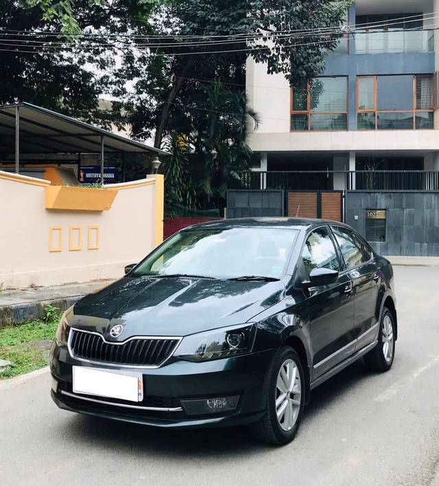 https://images10.gaadi.com/usedcar_image/4285616/original/processed_8da7a3154cc62e501a50c37f4ffd3301.jpg?imwidth=6402