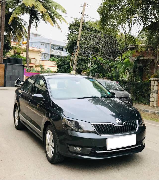 https://images10.gaadi.com/usedcar_image/4285616/original/processed_a2c3b242fbcad89cdcfa6d0b168634d7.jpg?imwidth=6400