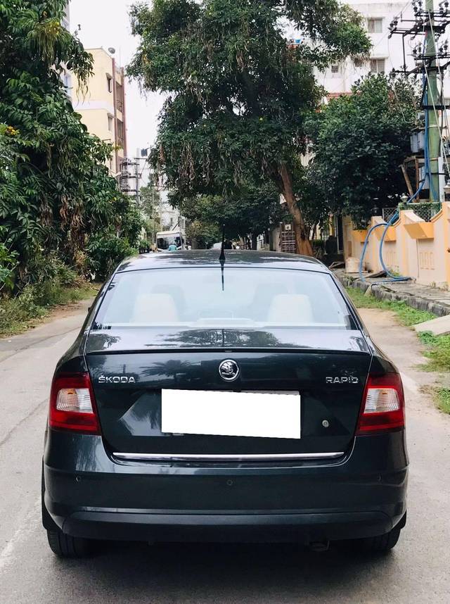 https://images10.gaadi.com/usedcar_image/4285616/original/processed_f7d05396cc5ca713cf504314a2fecfdf.jpg?imwidth=6401