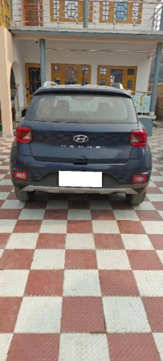 https://images10.gaadi.com/usedcar_image/4285657/original/processed_3a714468-c486-44f1-8437-c88d7cb38d56.jpg?imwidth=6401