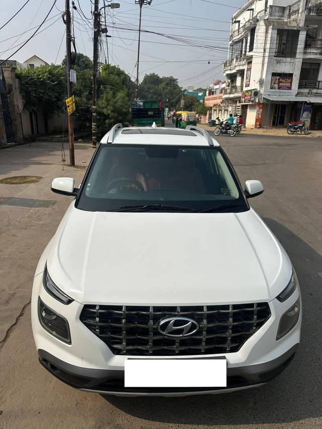 https://images10.gaadi.com/usedcar_image/4286071/original/processed_7f31c82136221a8ec3606f492d4b1ac4.jpg?imwidth=6402