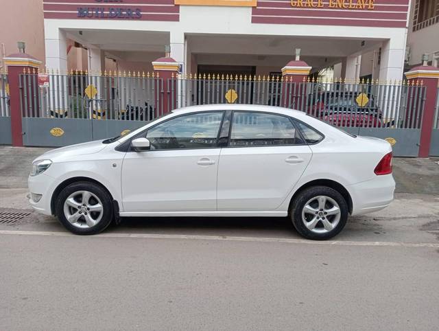 https://images10.gaadi.com/usedcar_image/4286199/original/processed_281b1f3610322725930589cf7aff846b.jpg?imwidth=6402