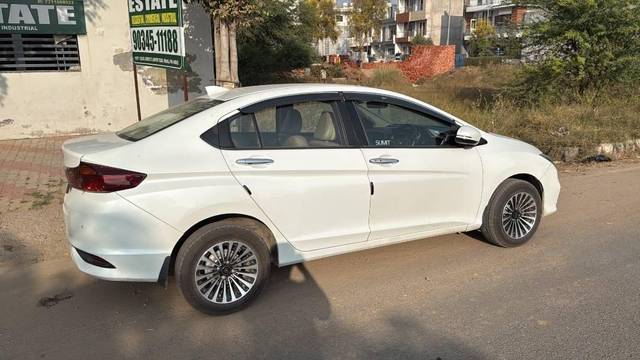 https://images10.gaadi.com/usedcar_image/4286278/original/processed_9f8c9997-919c-45f5-acf7-02b2267cd948.jpeg?imwidth=6402