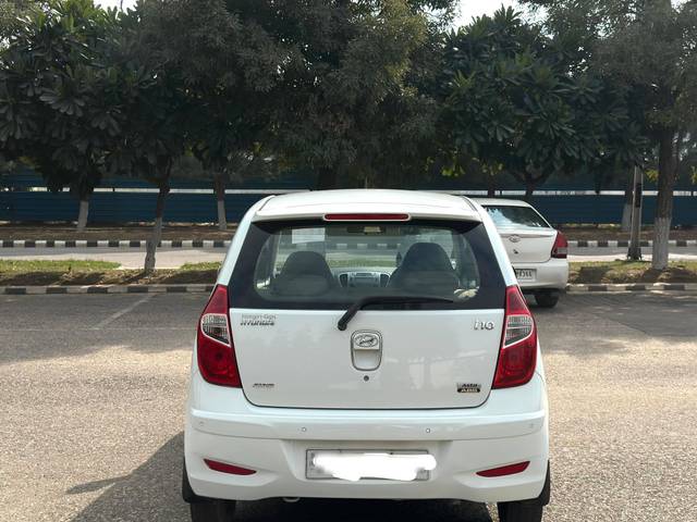 https://images10.gaadi.com/usedcar_image/4286360/original/processed_611de63782347f30dc12c6cd5c32ce30.jpg?imwidth=6401