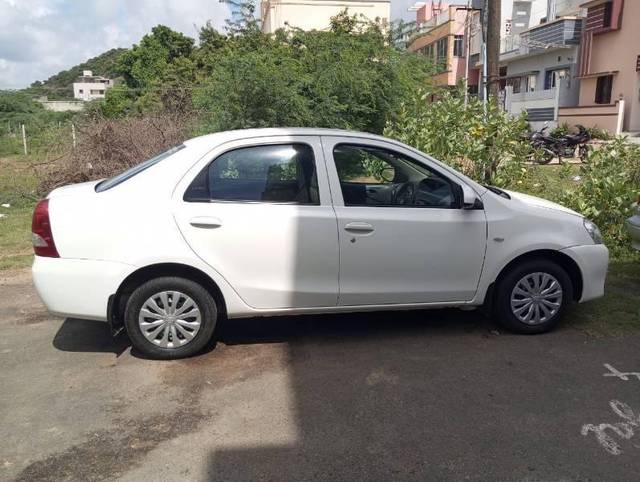 https://images10.gaadi.com/usedcar_image/4286679/original/processed_feeeb445-cc70-4d95-8303-634571f5511d.jpg?imwidth=6402