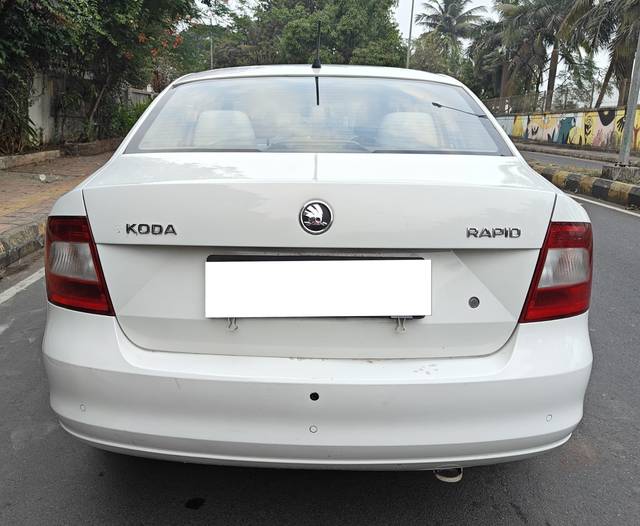 https://images10.gaadi.com/usedcar_image/4286712/original/processed_e6cac662d84860ccd0927181c0318b5d.jpg?imwidth=6402