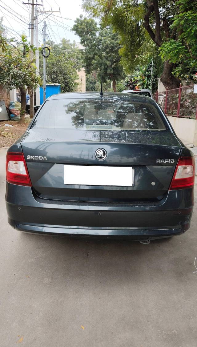 https://images10.gaadi.com/usedcar_image/4286772/original/processed_7c75eeb783bc422aad6eafb11ab73377.jpg?imwidth=6401