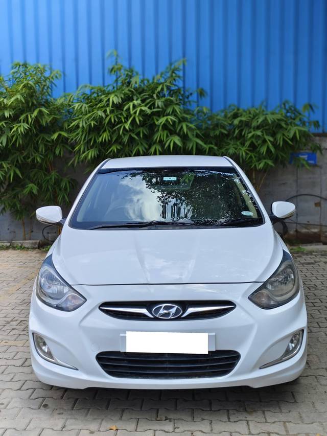 https://images10.gaadi.com/usedcar_image/4286815/original/processed_3264f35e1cfb358f2732af8db4e05c4c.jpg?imwidth=6400