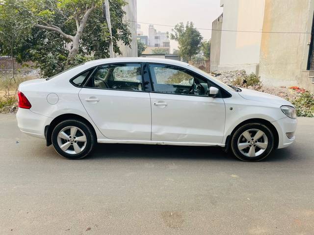 https://images10.gaadi.com/usedcar_image/4286980/original/46e5eddf659c329b5a7d15e068d47fa2.jpg?imwidth=6401