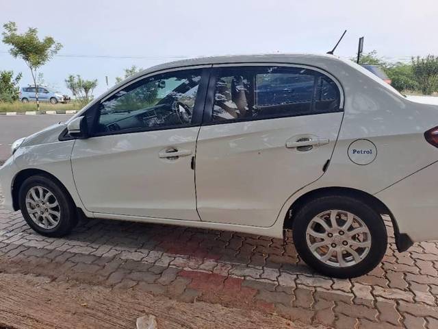 https://images10.gaadi.com/usedcar_image/4287002/original/processed_c39584b1-c751-4de5-add9-477b824fa430.jpg?imwidth=6402