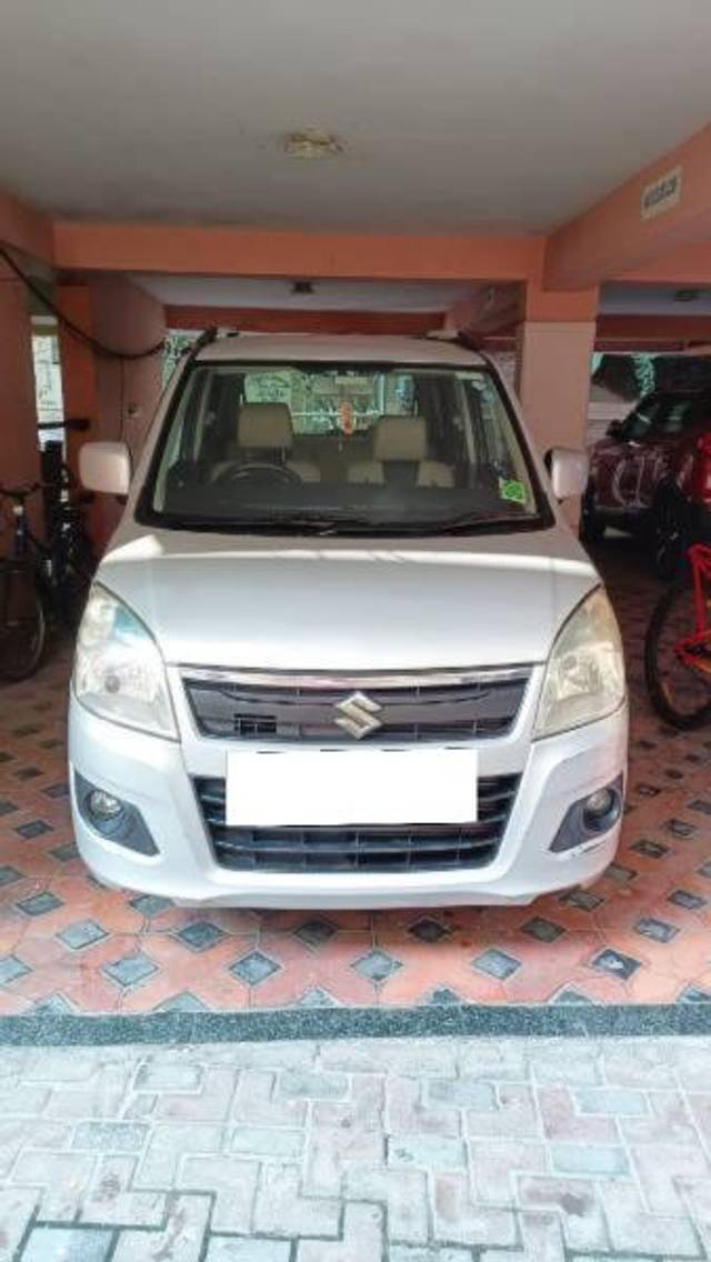 https://images10.gaadi.com/usedcar_image/4287241/original/processed_018265fb-e558-4f4e-8c58-f05eee31a2e7.jpg?imwidth=6400