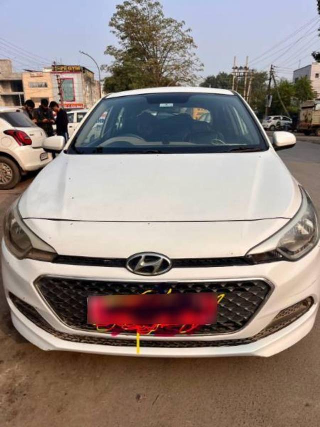 https://images10.gaadi.com/usedcar_image/4287530/original/processed_6feaedd3-384a-4cc7-849d-fabc8830d809.jpg?imwidth=6402