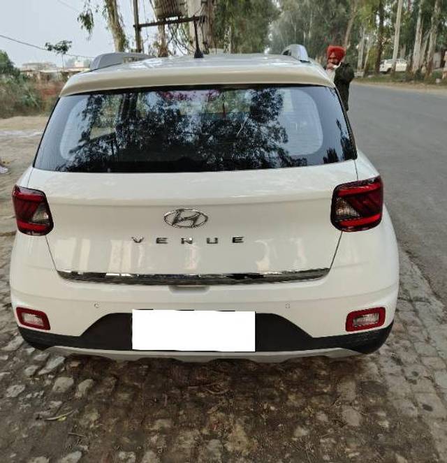 https://images10.gaadi.com/usedcar_image/4287737/original/processed_01a0dd8a-7128-4854-a779-b1f92cc2d748.jpg?imwidth=6401