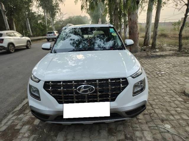 https://images10.gaadi.com/usedcar_image/4287737/original/processed_77c5294f-a391-4aab-9f59-8995d48c6d70.jpg?imwidth=6402