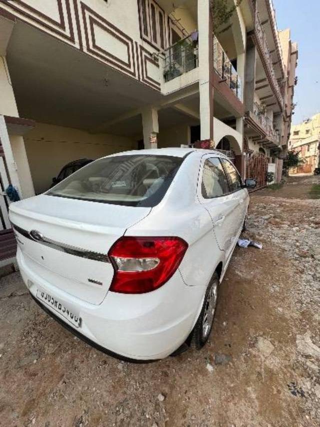 https://images10.gaadi.com/usedcar_image/4287784/original/processed_8ff0c70f-fd7f-4d29-bdcf-c0e98a284e08.jpg?imwidth=6402