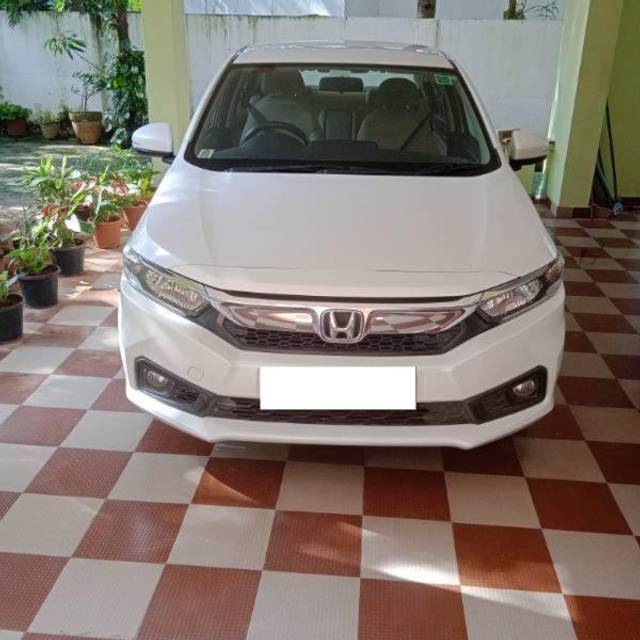 https://images10.gaadi.com/usedcar_image/4288024/original/processed_879477ce-45f1-4924-b0e5-d50bc64bd348.jpg?imwidth=6400