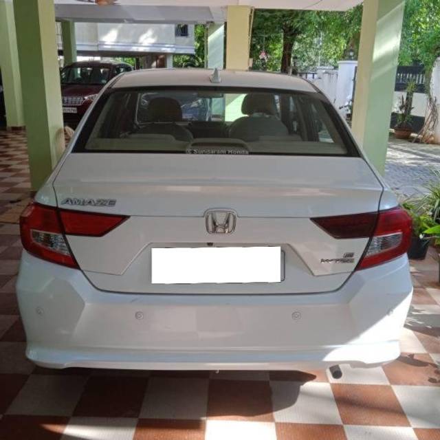 https://images10.gaadi.com/usedcar_image/4288024/original/processed_ad81bb93-657a-4e96-87b2-2b8218d50b5f.jpg?imwidth=6401