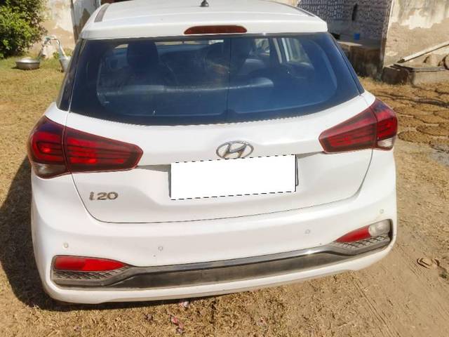 https://images10.gaadi.com/usedcar_image/4288164/original/processed_0a78aace-5b02-452a-870b-5128c5eb42d2.jpg?imwidth=6401