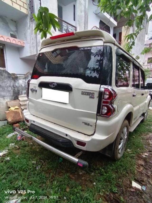 https://images10.gaadi.com/usedcar_image/4288212/original/processed_9325c851-5bb0-41a1-a794-eb201fdd9f36.jpg?imwidth=6402