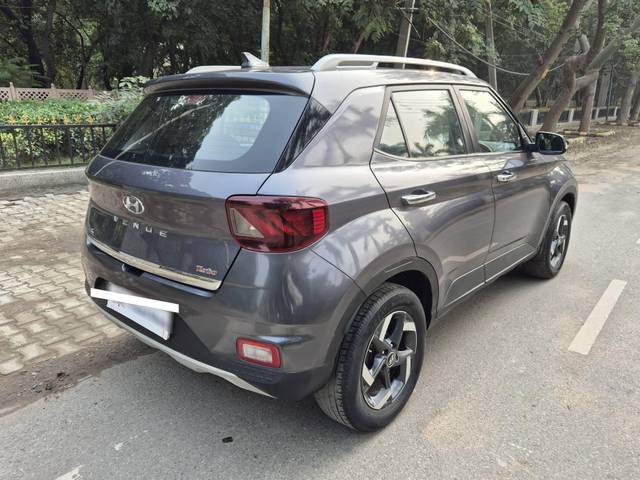 https://images10.gaadi.com/usedcar_image/4288214/original/processed_18d972129130724b22371d8ea6b1df02.jpg?imwidth=6402