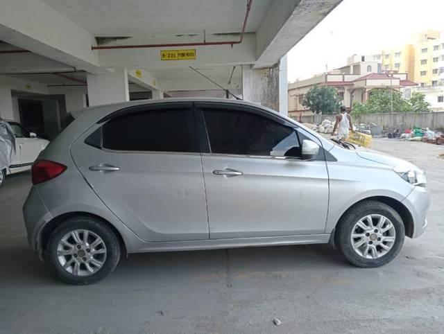 https://images10.gaadi.com/usedcar_image/4288215/original/processed_9de32ef2-de61-4994-8b8a-3d94e77bedab.jpg?imwidth=6400