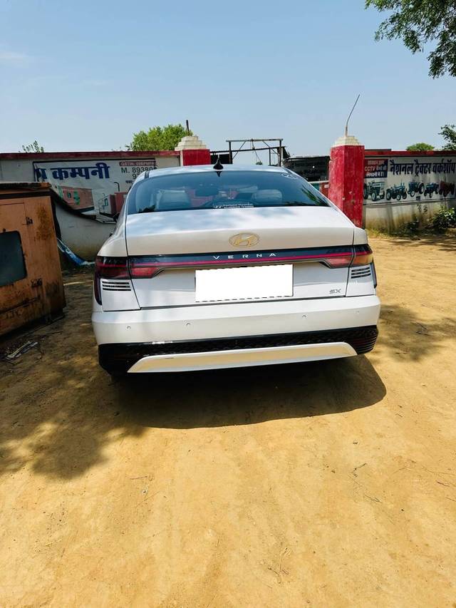 https://images10.gaadi.com/usedcar_image/4288450/original/processed_30dde0ebe2be932dd62497b8b79f6bc7.jpg?imwidth=6401