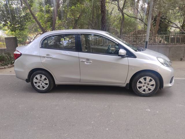 https://images10.gaadi.com/usedcar_image/4288553/original/bf03b27772ab6f8ab804fcfff6923092.jpg?imwidth=6401