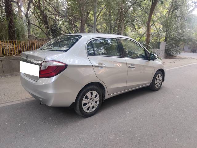 https://images10.gaadi.com/usedcar_image/4288553/original/processed_b70d978f24d4e9fdae522c6adb2b3670.jpg?imwidth=6402