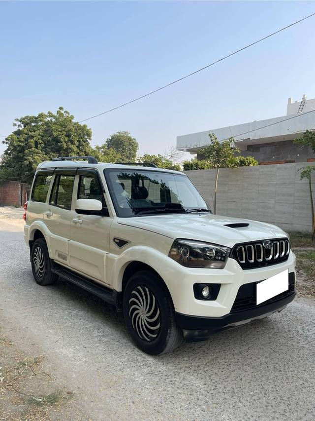 https://images10.gaadi.com/usedcar_image/4288652/original/processed_de5638d8146901e0f2b86e97b093fb9b.jpeg?imwidth=6400