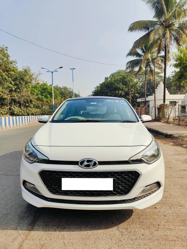 https://images10.gaadi.com/usedcar_image/4288870/original/processed_555a517acf18aff583cc33faf2a15c69.jpg?imwidth=6400