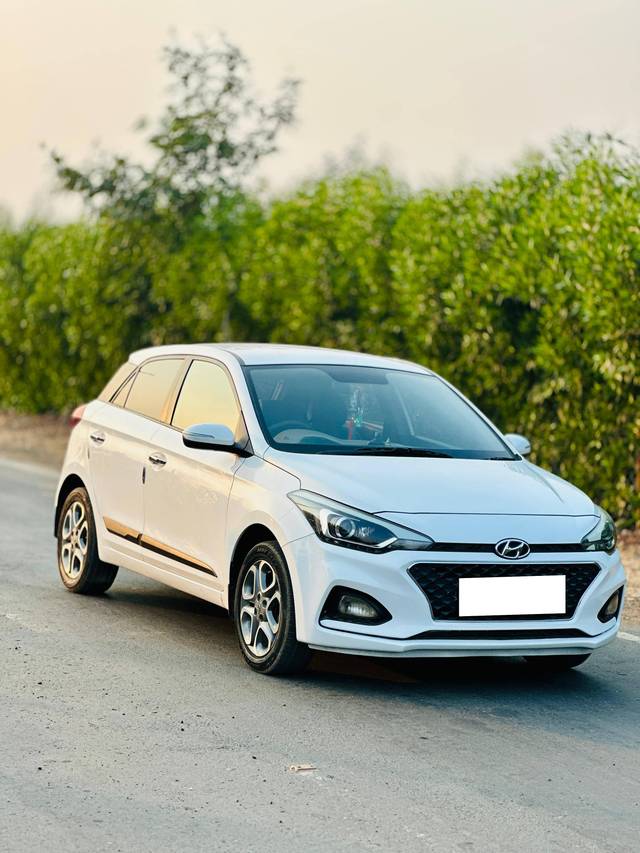 https://images10.gaadi.com/usedcar_image/4289120/original/processed_30ab4b22f3e0ccec23b75cc514a2477d.jpg?imwidth=6400