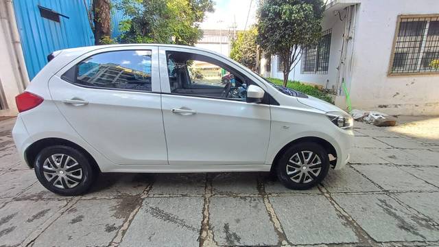 https://images10.gaadi.com/usedcar_image/4289228/original/f66483cbaa522c2f433d169777968943.jpg?imwidth=6401