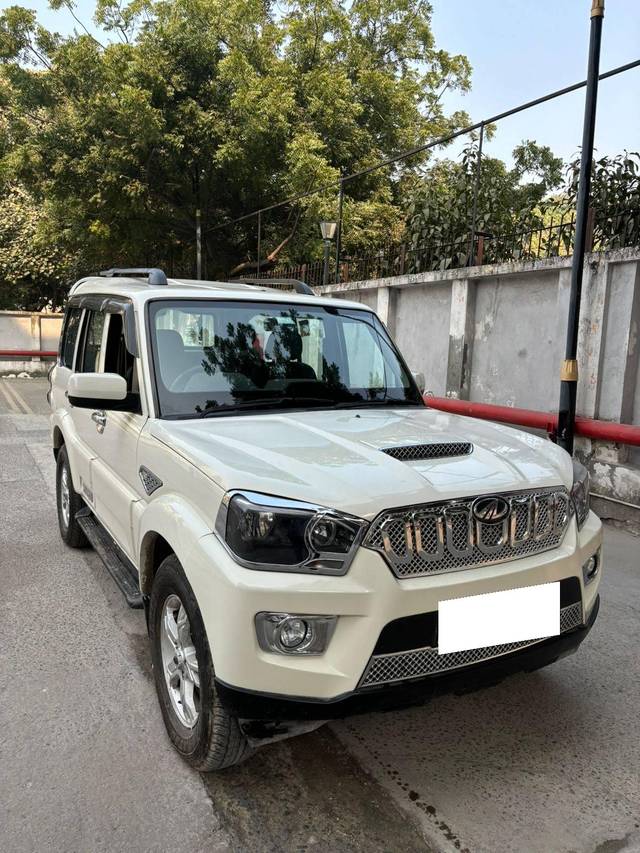 https://images10.gaadi.com/usedcar_image/4289608/original/processed_0b23aaf6ebc024bbdc354ff99d4d66a2.jpg?imwidth=6400