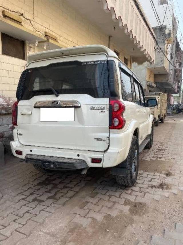 https://images10.gaadi.com/usedcar_image/4289966/original/processed_827e8a47-e7f0-4bf8-852e-f2db17b26826.jpeg?imwidth=6401