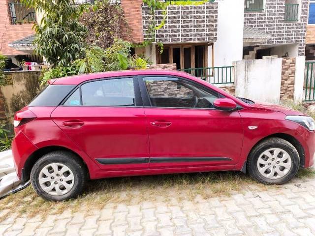 https://images10.gaadi.com/usedcar_image/4290060/original/processed_ab144113-3448-4538-98f5-1f482c37836d.jpg?imwidth=6401