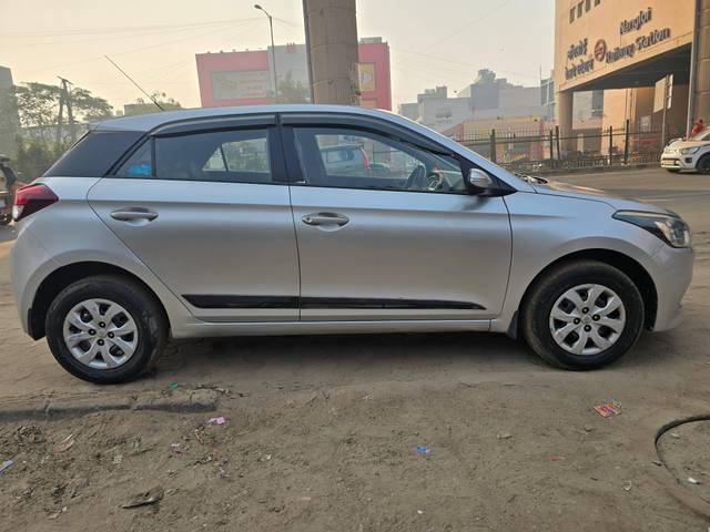 https://images10.gaadi.com/usedcar_image/4290181/original/processed_a660c64eef7b93728a46ac64778b5515.jpg?imwidth=6401