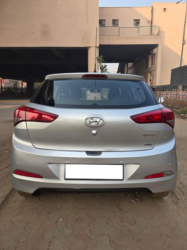 https://images10.gaadi.com/usedcar_image/4290181/original/processed_f99635fc8d7683d64dd2ca98e806da25.jpg?imwidth=6402