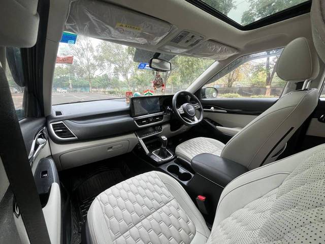 https://images10.gaadi.com/usedcar_image/4290394/original/processed_6d5dd5ce32ba00f8b05192bf254439f2.jpg?imwidth=6401