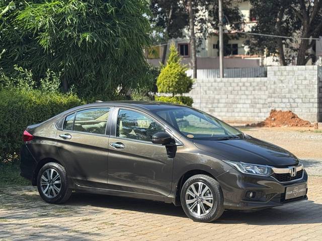 https://images10.gaadi.com/usedcar_image/4290777/original/processed_b9ec204fd1b4fed3361a991e5c032b26.jpg?imwidth=6400