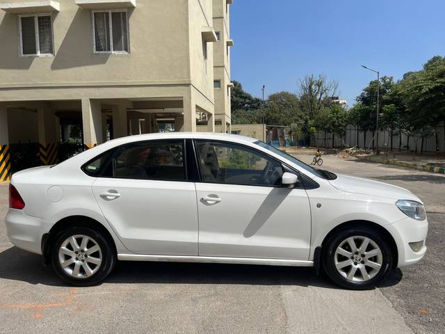 https://images10.gaadi.com/usedcar_image/4290810/original/77eb63d8ba7f95f1fd8d50539f19d9f9.jpg?imwidth=6401